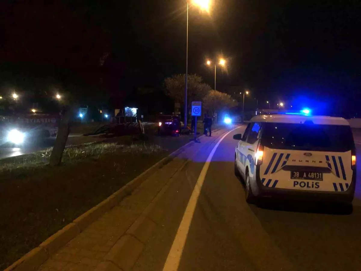 Kayseri'de otomobil ağaçlara çarpıp ters döndü: 2 yaralı