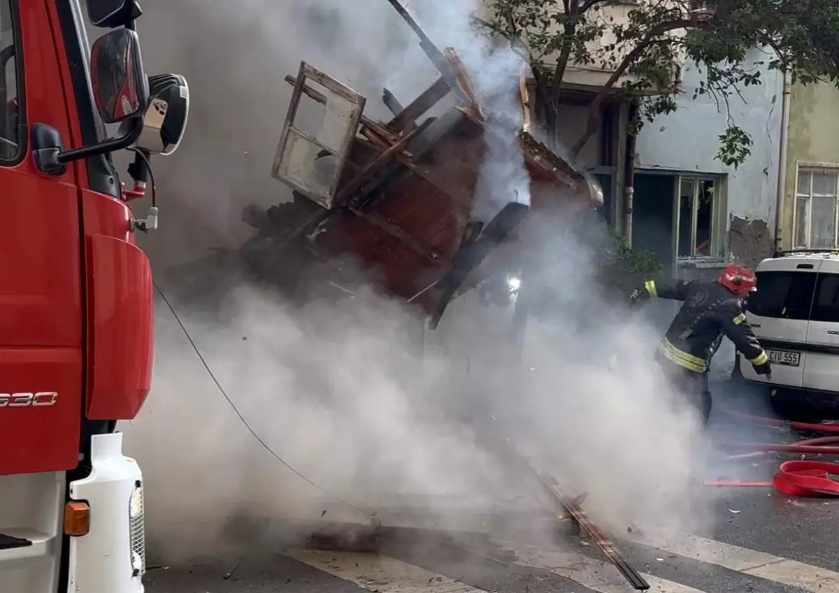 Darıca'da Ahşap Ev Yangınında İtfaiye Eri Tehlike Atlattı