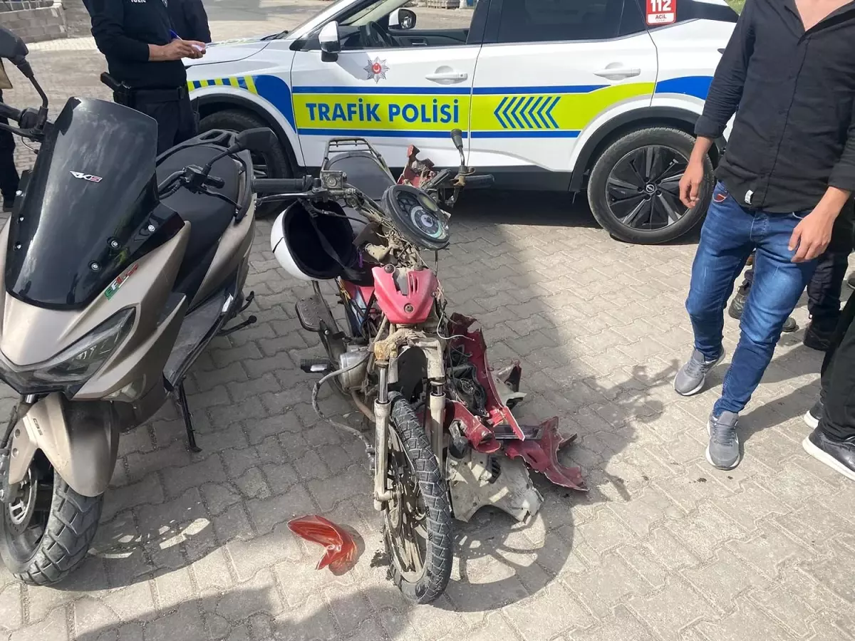 Manisa'da Otomobil ile Motosiklet Çarpıştı: 1 Yaralı