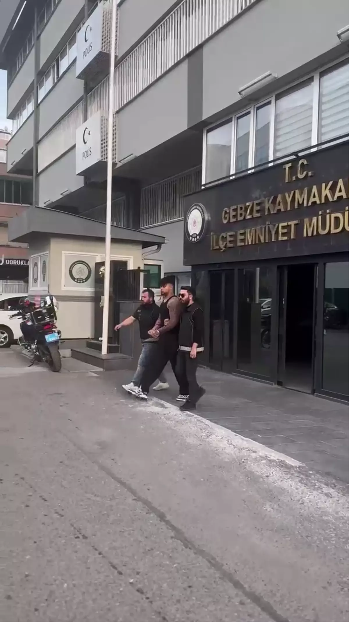 Uyuşturucu Kullanımını Özendiren Rapçi Tutuklandı