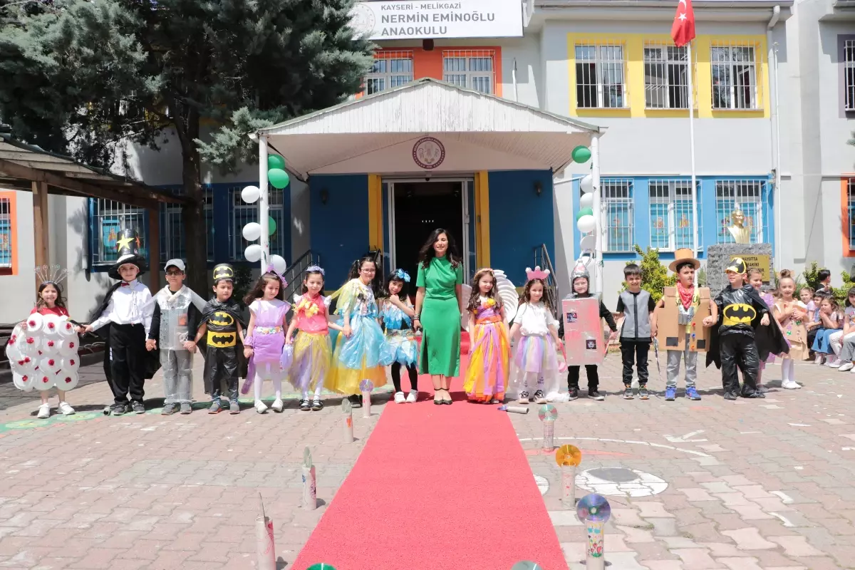 Anaokulu Öğrencilerinin Geri Dönüşüm Defilesi