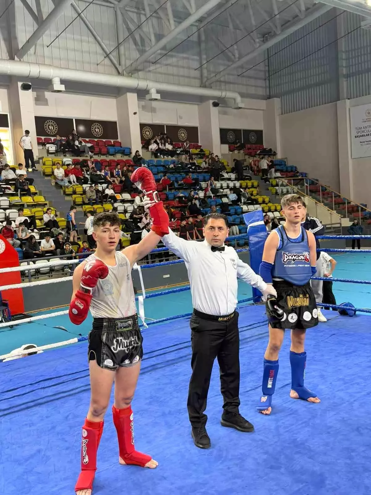 Afyonkarahisar Sporcuları, Bolu'daki Muay Thai Şampiyonası'nda Altın ve Gümüş Madalyalarla Döndü