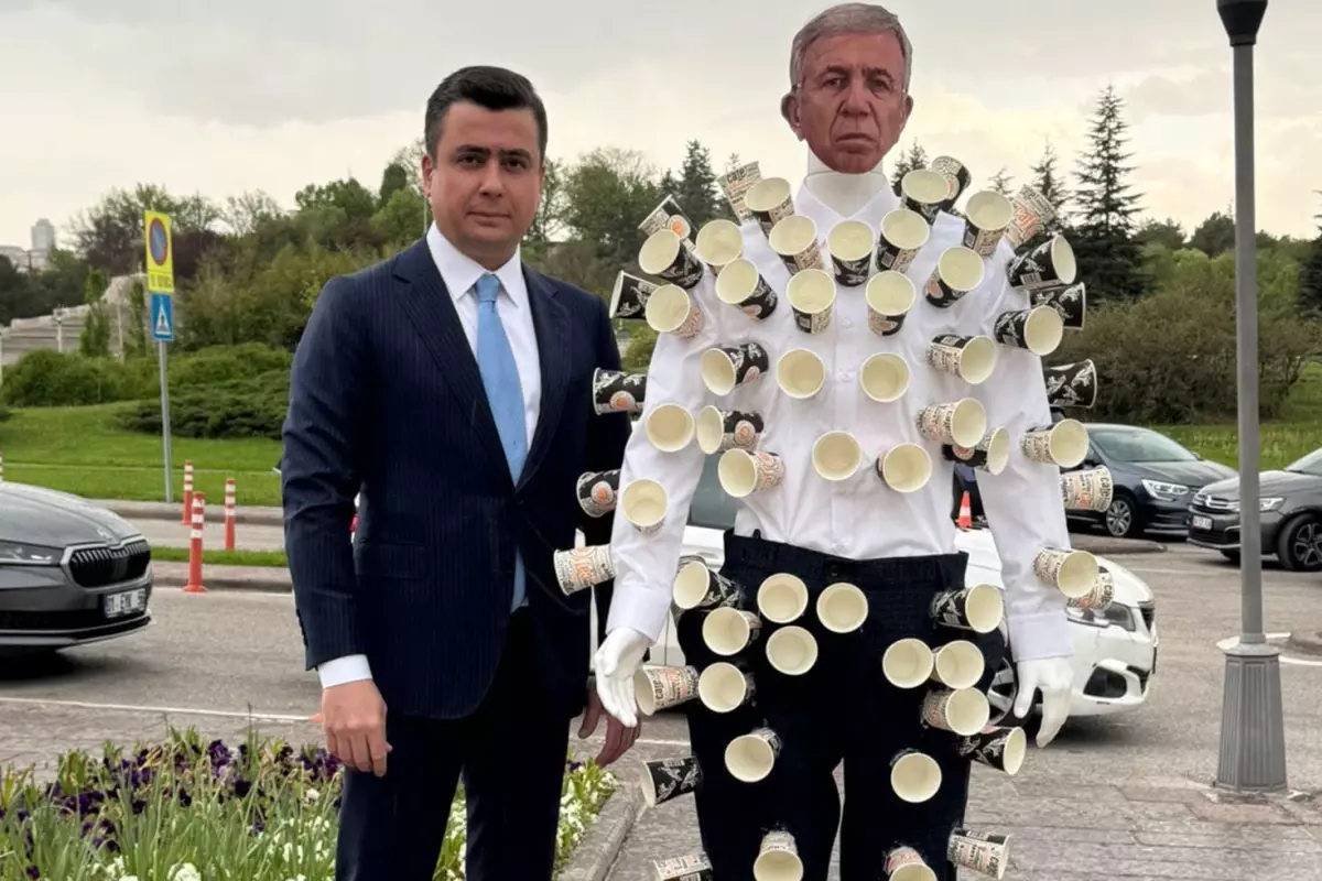 Osman Gökçek, Meclis'e Yavaş maskeli cansız mankenle geldi
