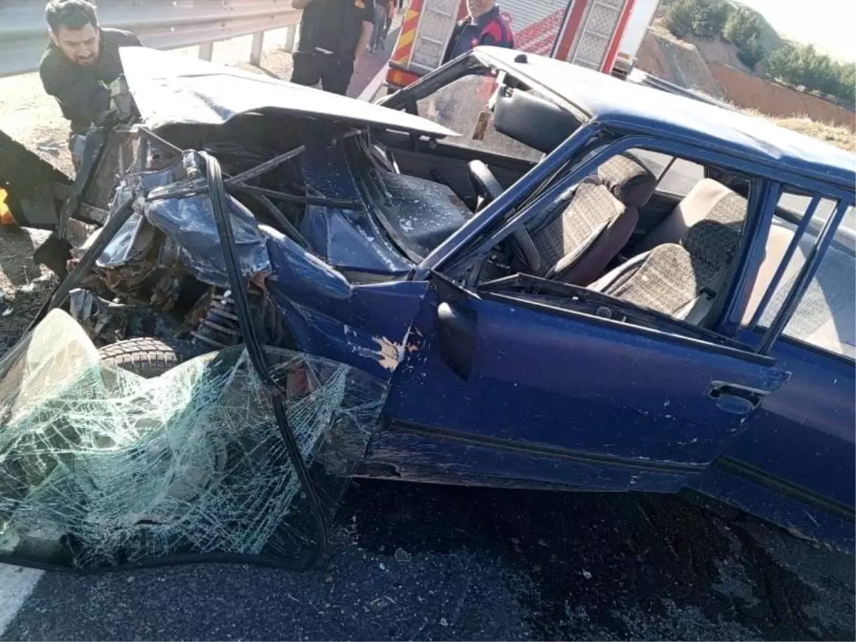 Diyarbakır'da Otomobil Bariyerlere Çarptı: 1 Yaralı