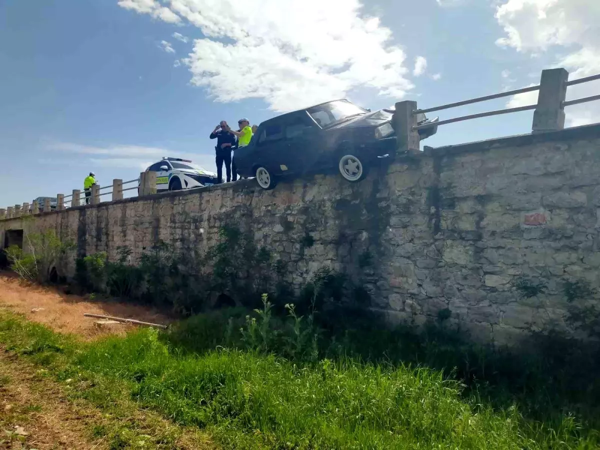 Edirne'de Köprüde Kaza: Otomobil Bariyerlere Çarptı