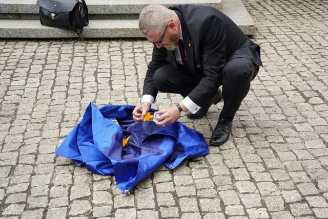 Interesting protest by a presidential candidate in Poland! Wiped his feet with the EU flag