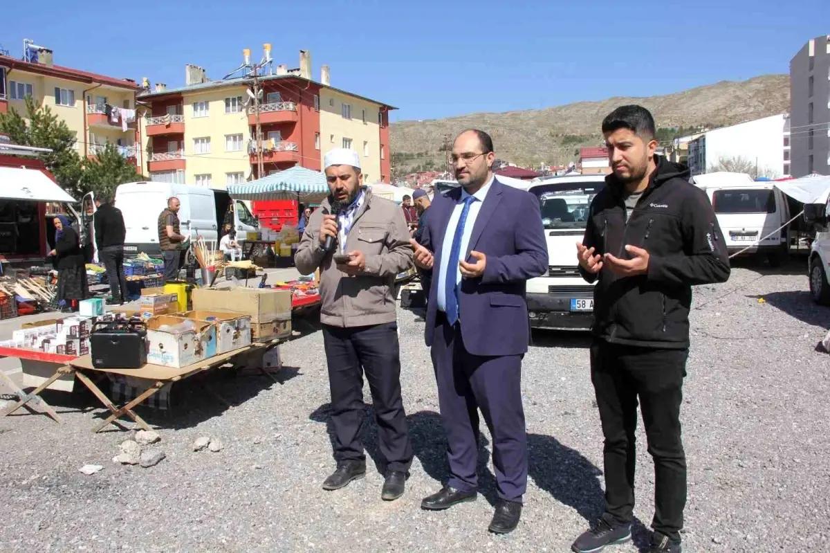 Zara'da Semt Pazarında Alışverişe Dualarla Başlanıyor