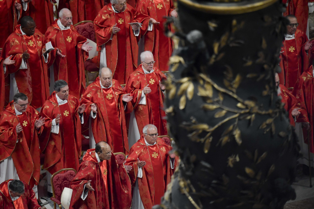 Vatikan'da yeni papa ilk turda seçilemedi