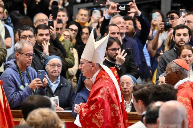 Vatikan'da yeni papa ilk turda seçilemedi