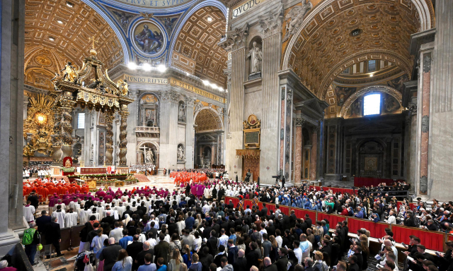 Vatikan'da yeni papa ilk turda seçilemedi