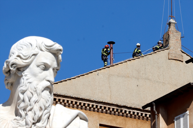 Vatikan'da yeni papa ilk turda seçilemedi