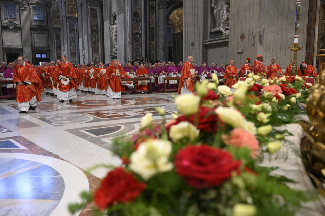 Vatikan'da yeni papa ilk turda seçilemedi