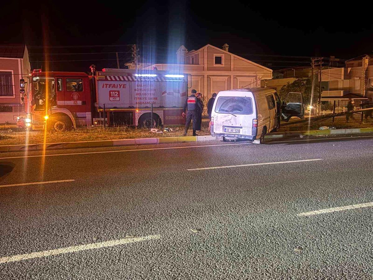 Balıkesir'de Minibüs Elektrik Direğine Çarptı: Sürücü Sıkıştı