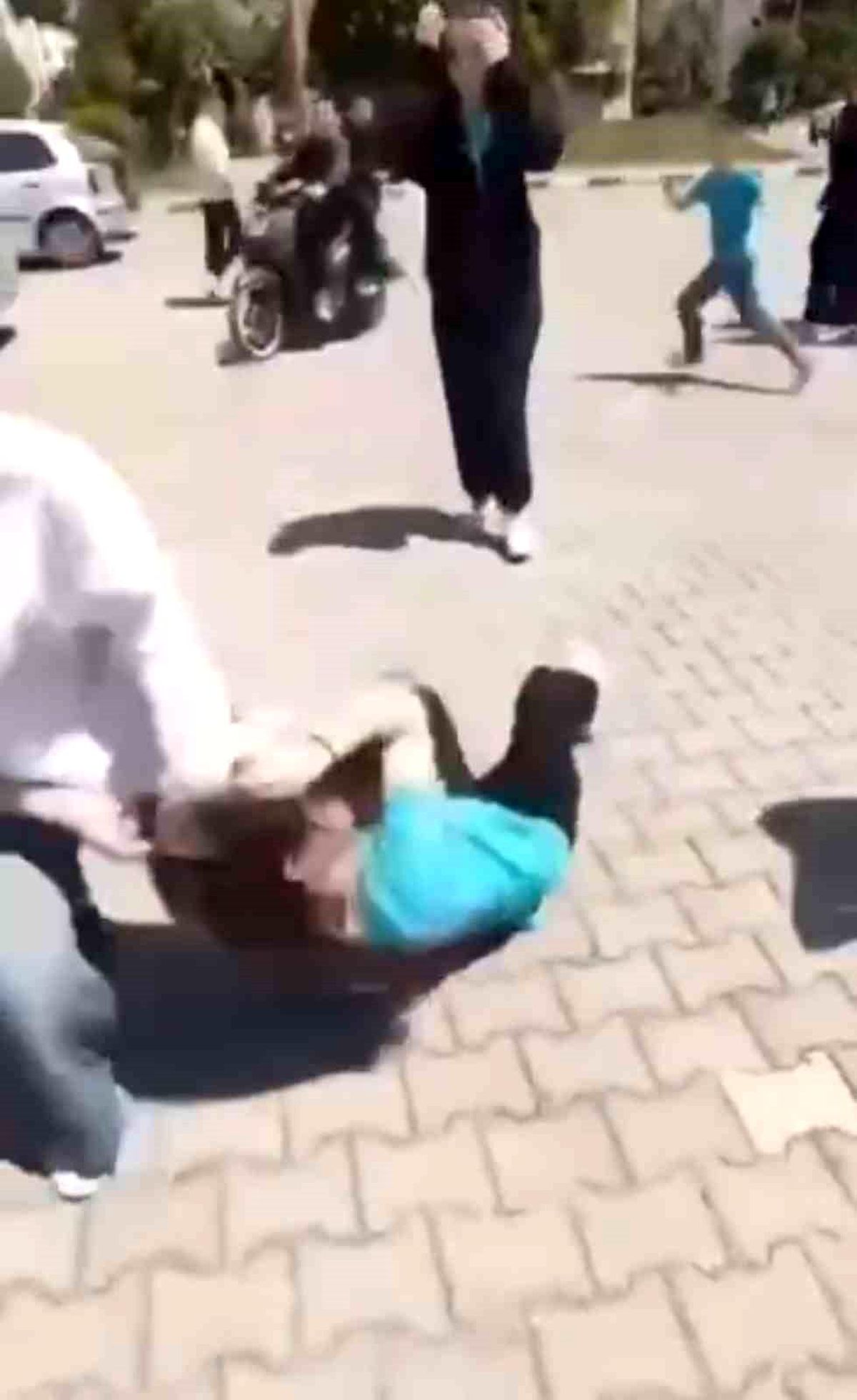Bursa'da Ortaokul Öğrencisi Kızın Darp Edilmesi Olayı Sosyal Medyada Tepki Topladı
