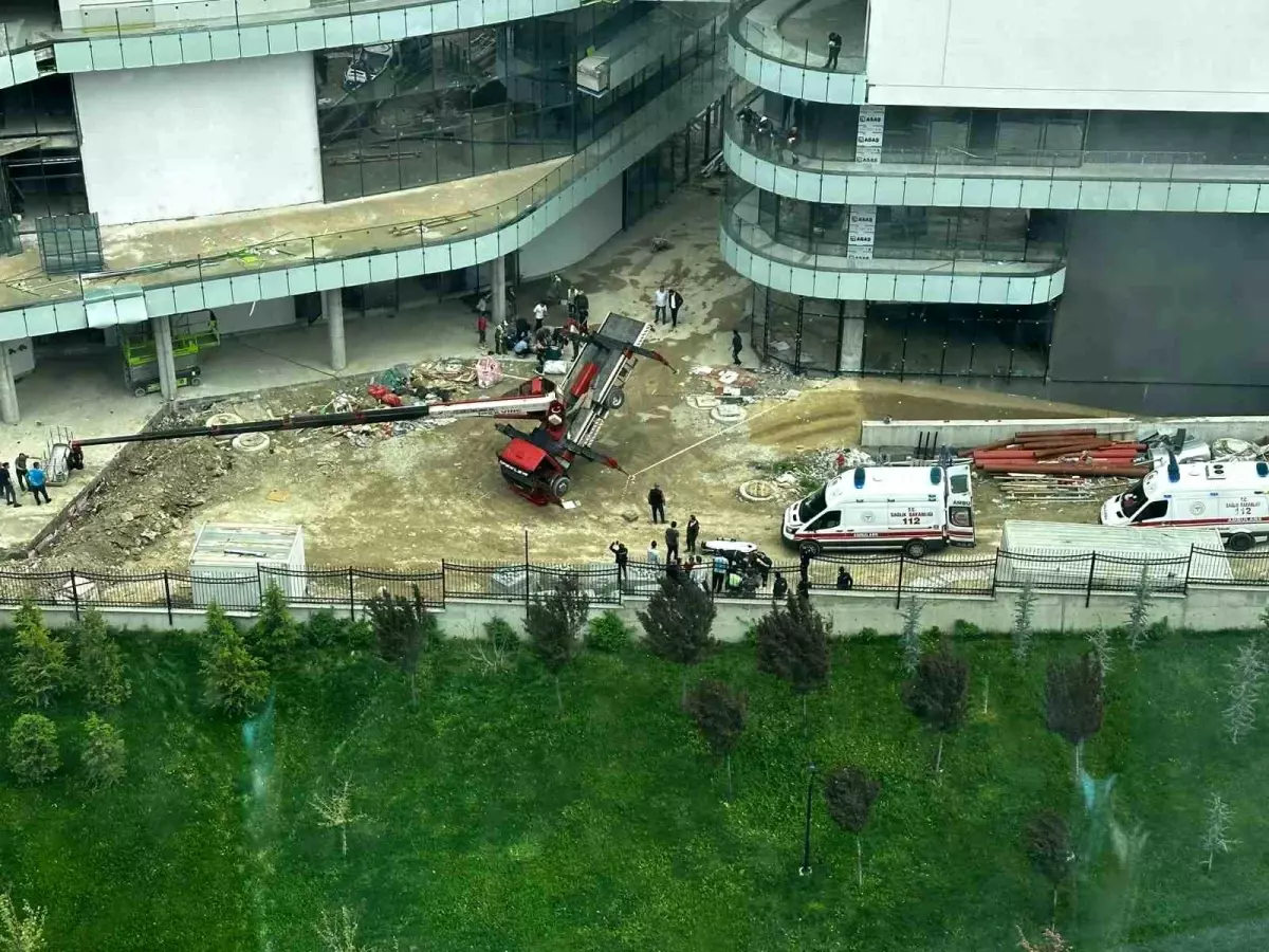 Ankara'da Kule Vincinin Devrilmesi Sonucu 3 İşçi Yaralandı