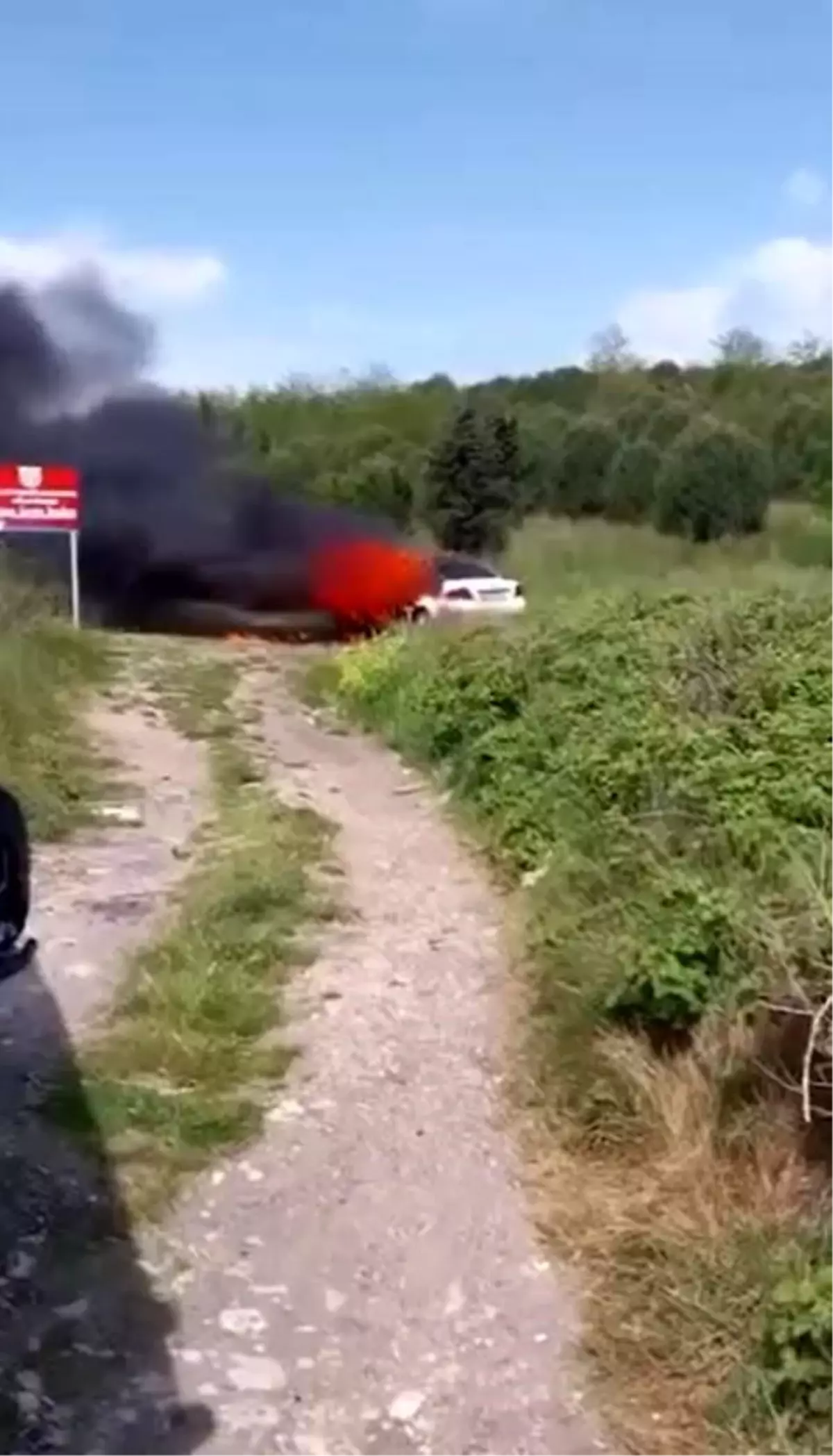 Büyükçekmece'de Park Halindeki Araç Yandı