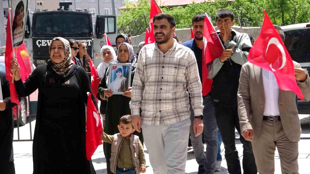 Evlat nöbetindeki aileler: 'Umudumuzu kaybetmiyoruz'