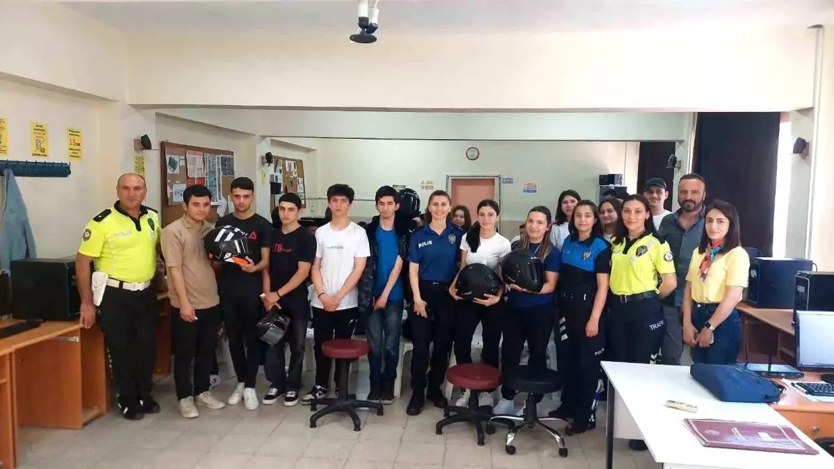 Trafik Haftası'nda Gençlere Kask Kullanımının Önemi Anlatıldı