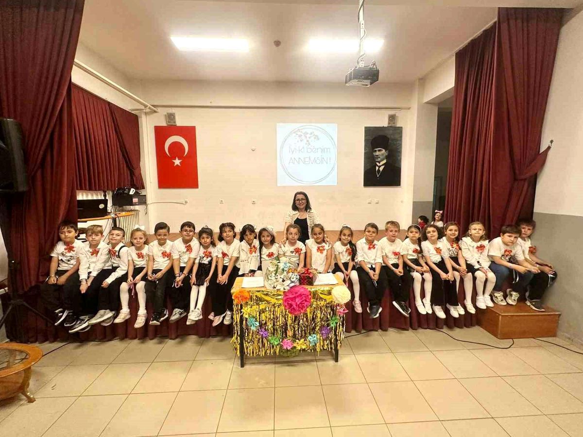 Doğanbey İlkokulu Öğrencilerinden Anneler Günü'ne Özel Video