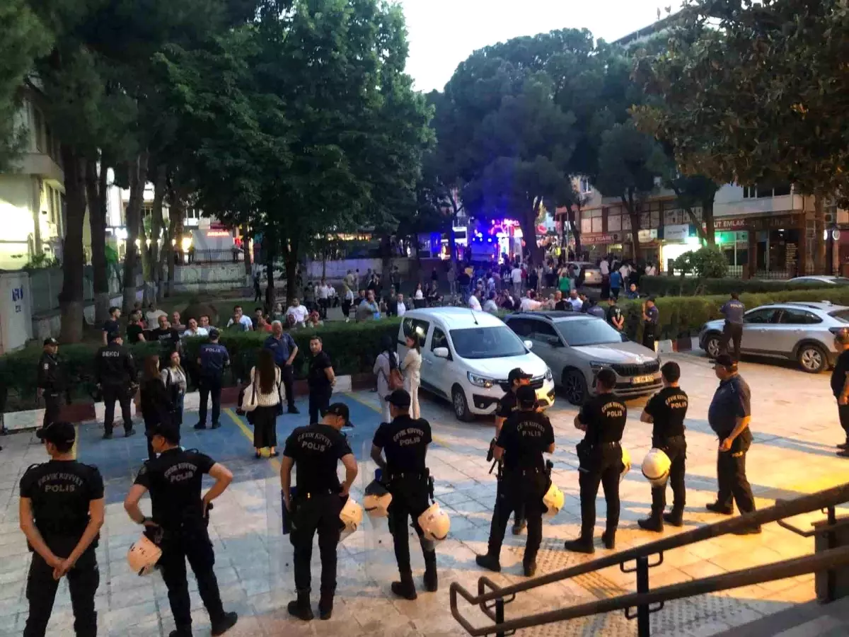 İzmir'de Cumhurbaşkanı'na hakaret içerikli duvar yazısı yazan 4 şüpheli tutuklandı
