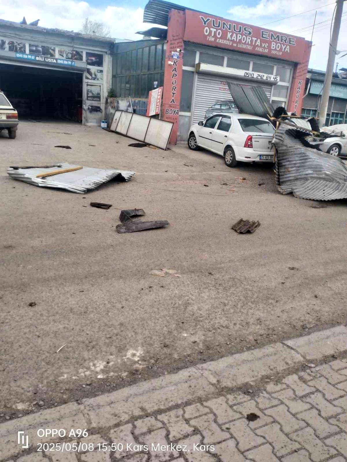 Kars'ta Şiddetli Rüzgar Çatıları Uçurdu
