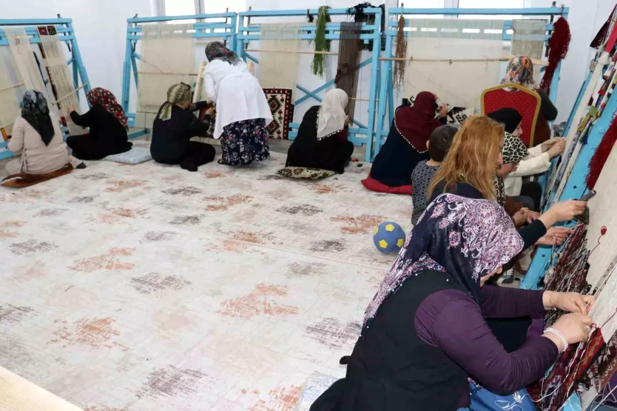 Van'da Kadınlar, Kilim Dokumacılığını Yaşatıyor