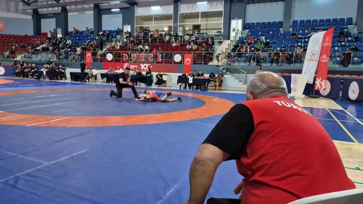 Düzce'de Minikler Güreş Türkiye Şampiyonası Başladı
