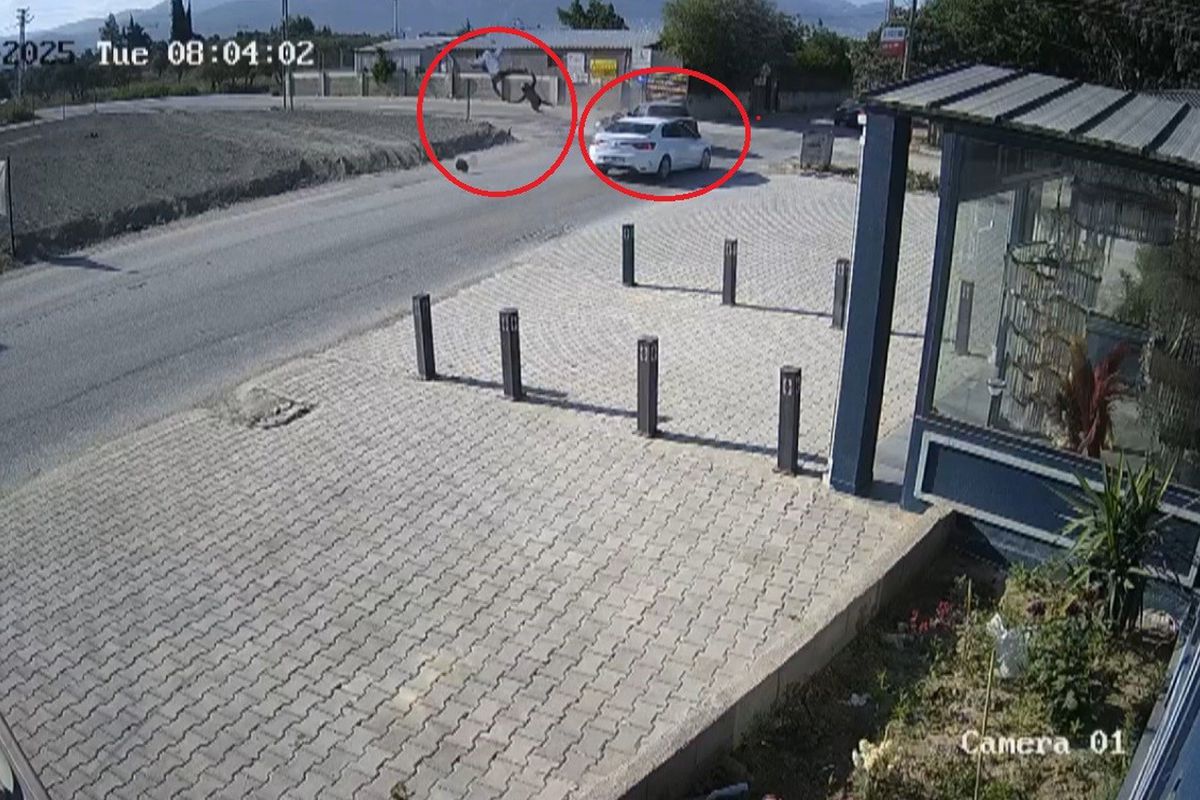 Otomobille çarpışan motosikletteki iki kişi metrelerce havaya uçtu