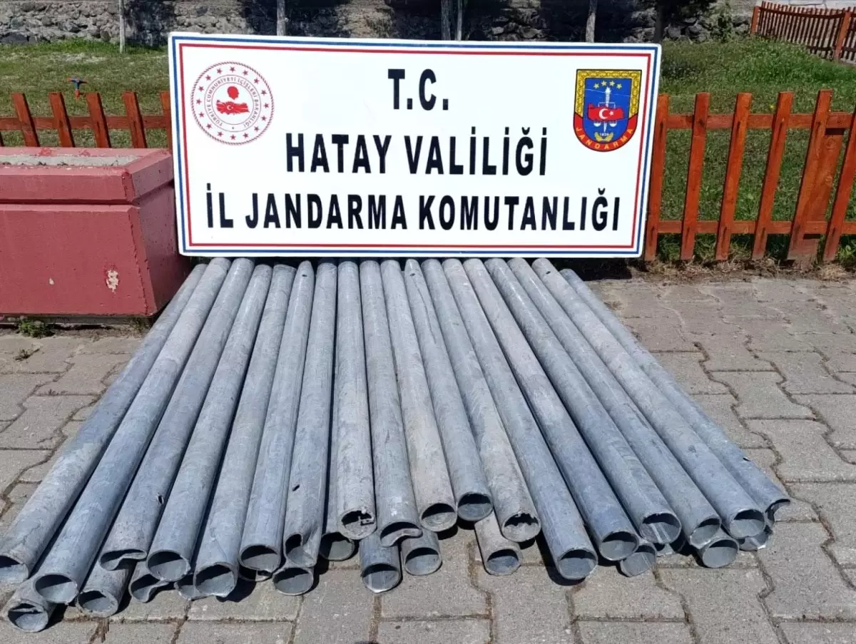 Hatay'da Otoyol Kenarındaki Demir Çit Direkleri Çalındı, 2 Kişi Tutuklandı