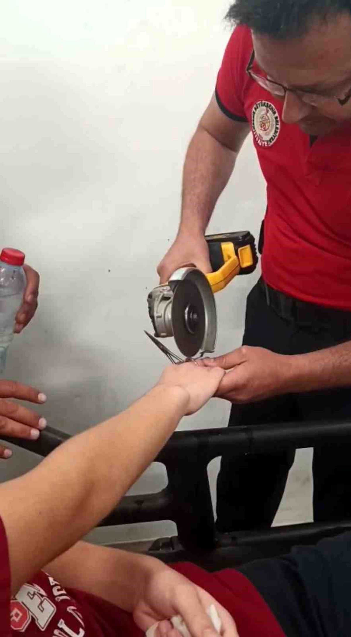 Mersin'de 16 Yaşındaki Çocuğun Parmağı Makas Halkasına Sıkıştı