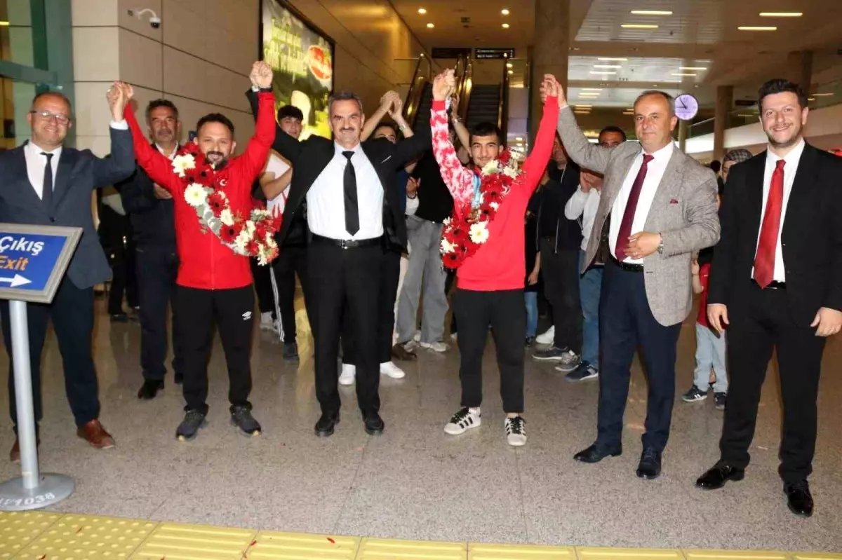 Peru'da altın madalya kazanan genç halterci Ramazan Efe Yılmaz, çiçeklerle karşılandı