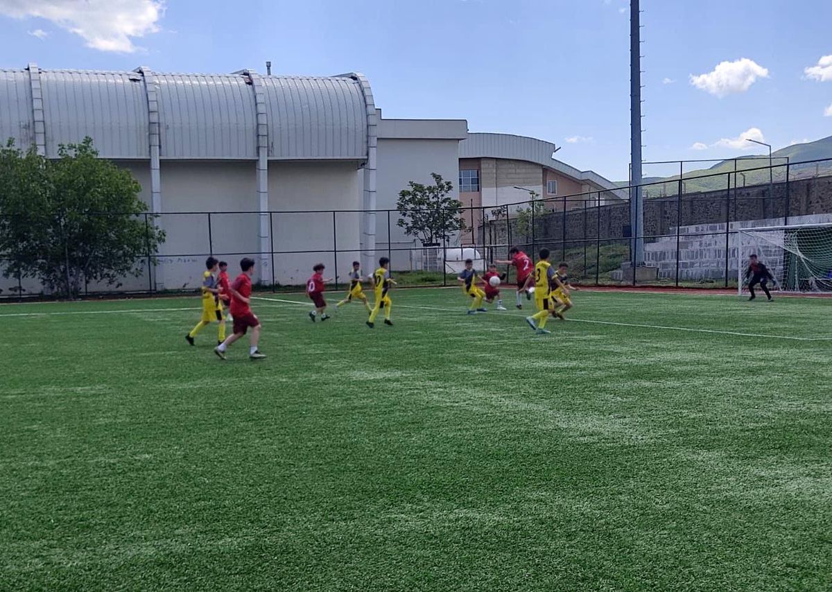 Prof. Dr. Vahit Özmen Ortaokulu, Futbol Yarı Final Şampiyonasında Birinci Oldu