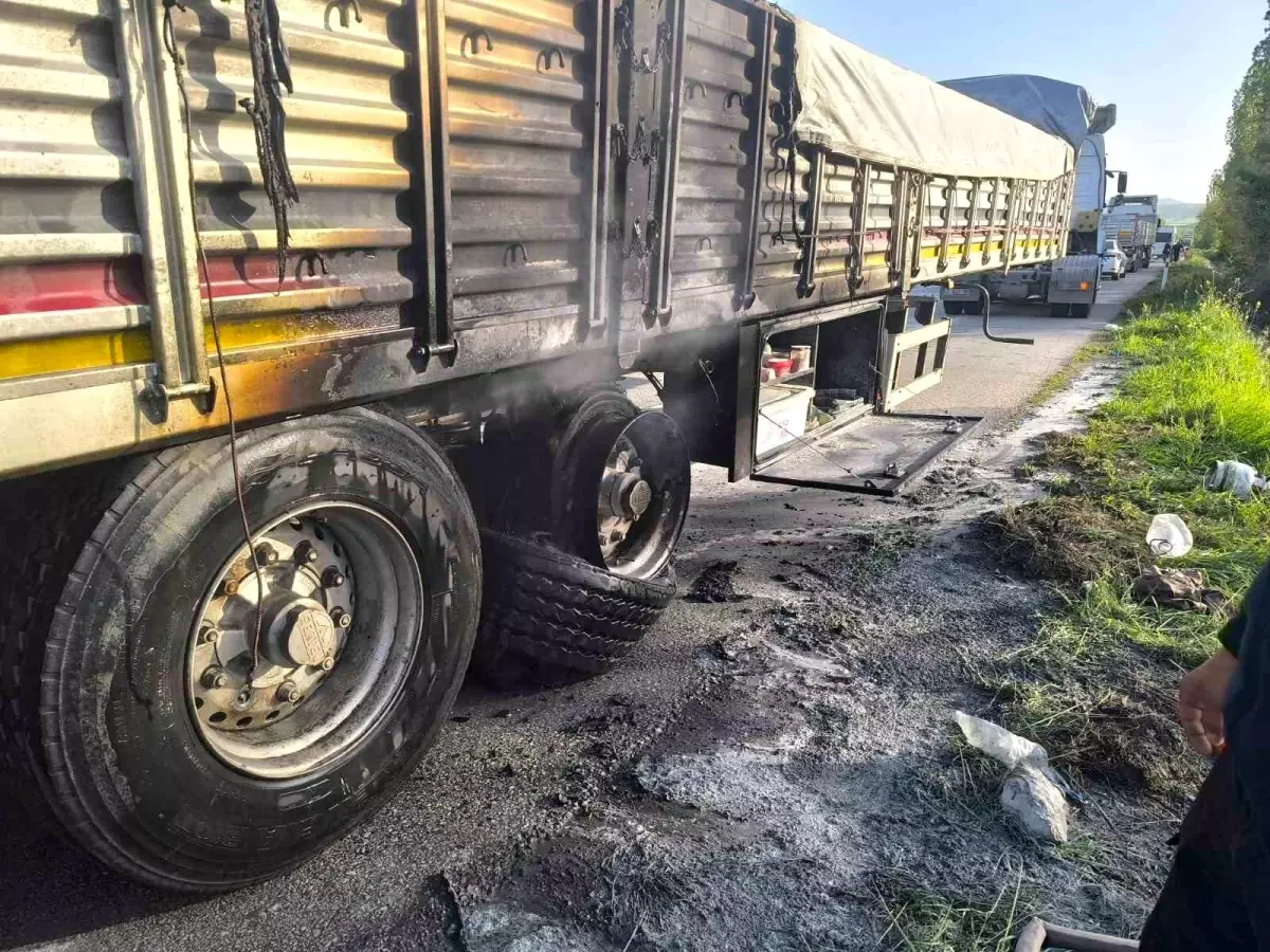 Çorum'da Tır Dorsesinde Yangın, Sürücü Yaralandı