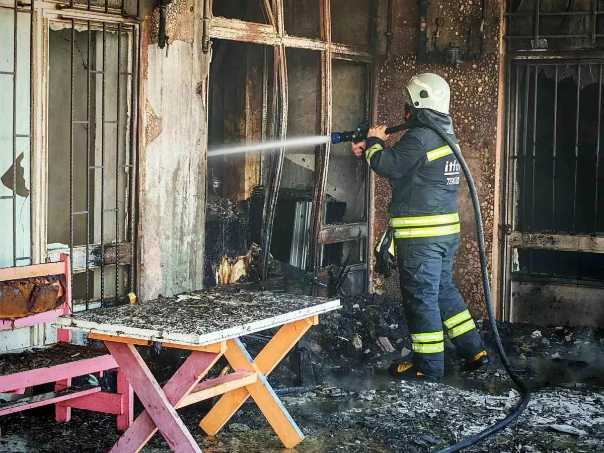 Tekirdağ'da Apartman Deposunda Yangın Çıktı
