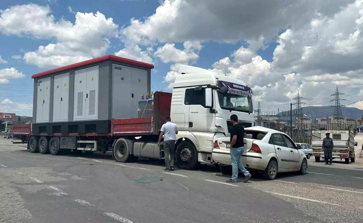 Tır ile Otomobil Çarpıştı: 1 Yaralı