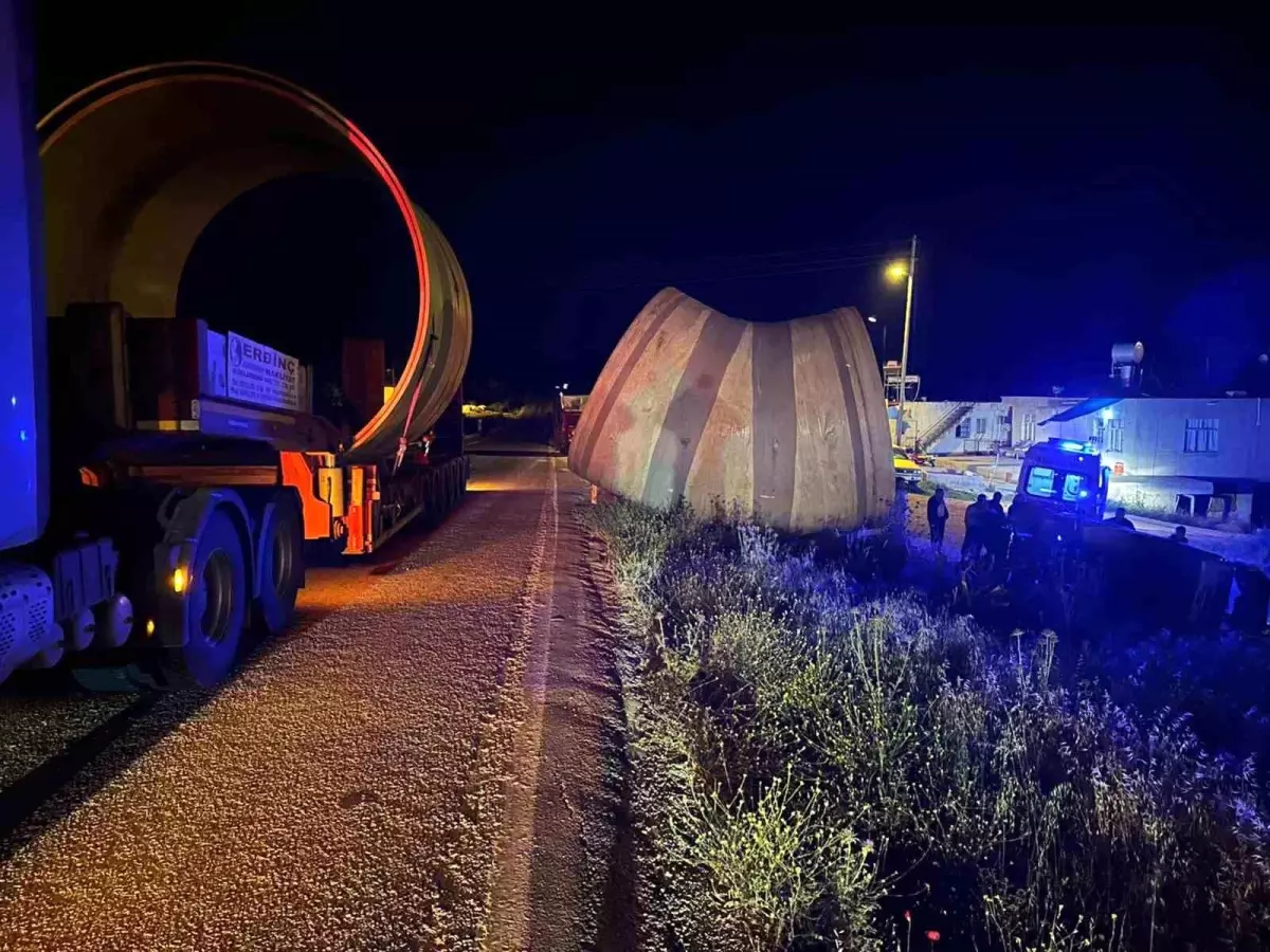 Mersin’de Tır ile Hafif Ticari Araç Çarpıştı: 2 Yaralı