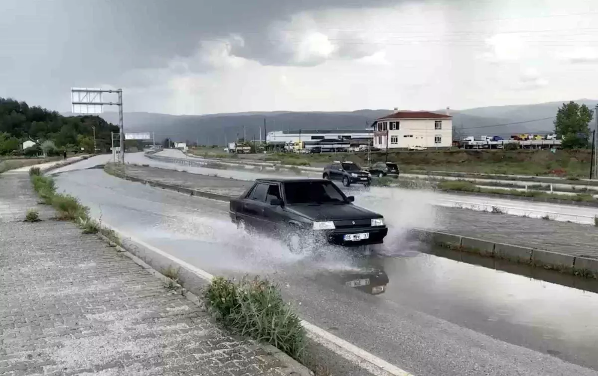 Tosya'da Kuvvetli Sağanak Yağış Sürücülere Zor Anlar Yaşattı