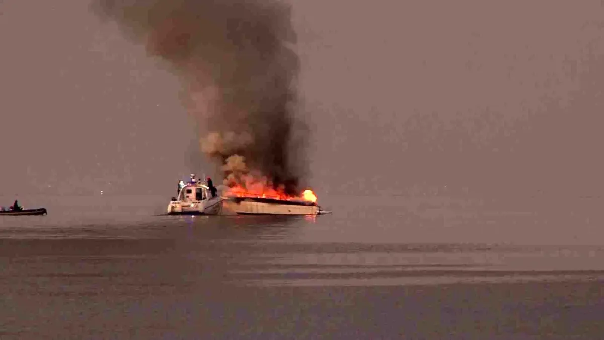 Tuzla Açıklarında Tekne Yangını: 3 Tekne Hasar Gördü
