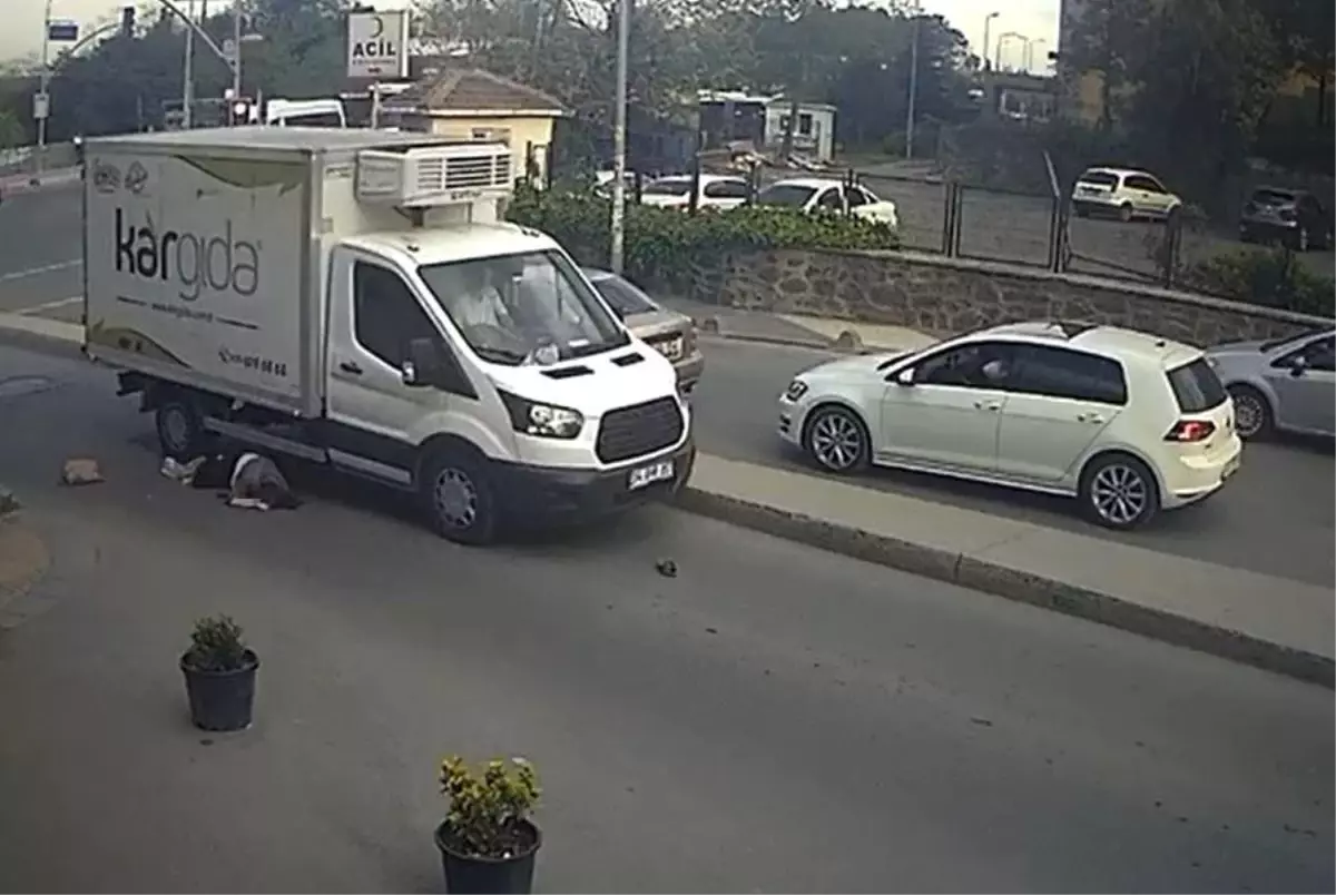 İstanbul'da Feci Kaza: Kadın Kamyonetin Altında Kaldı