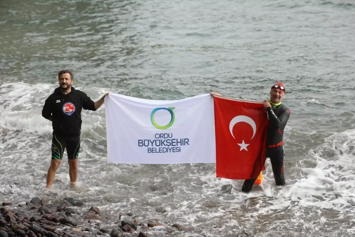 Cem Eroğlu, 19 Mayıs İçin Karadeniz'de Kulaç Attı