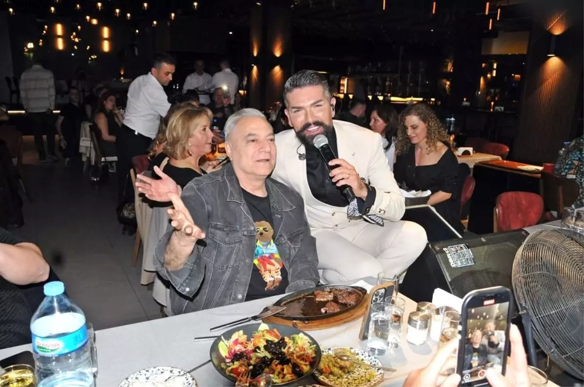 Bursa'da Eğlence Dolu Gece: Mehmet Ali Erbil ve Mehmet Çevik Sahne Aldı