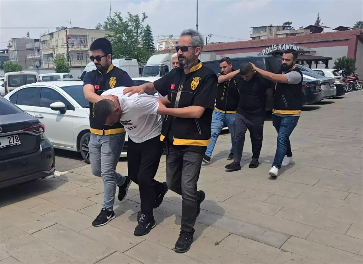Adana'da Park Halindeki Araçlardan Hırsızlık Yapan Üç Şüpheli Tutuklandı