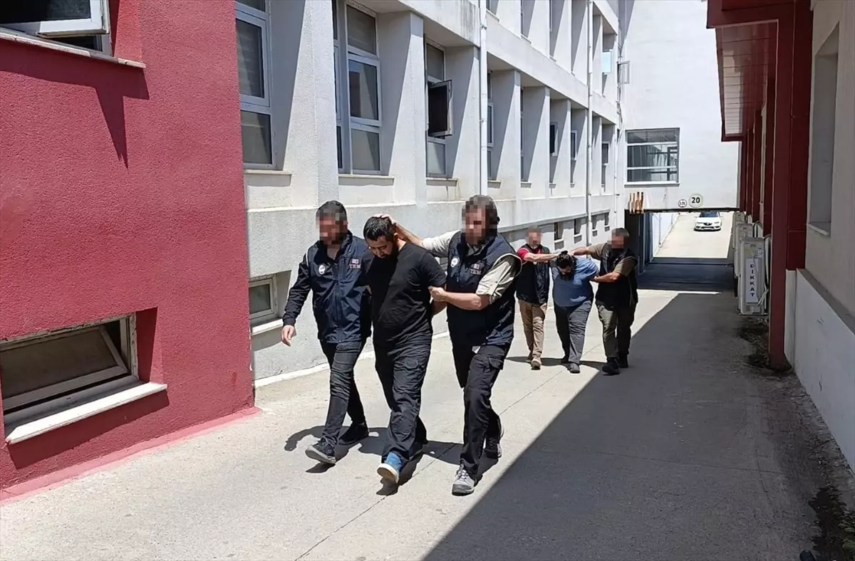 Adana'da DEAŞ Üyelerine Para Aktaran İki Şüpheli Tutuklandı