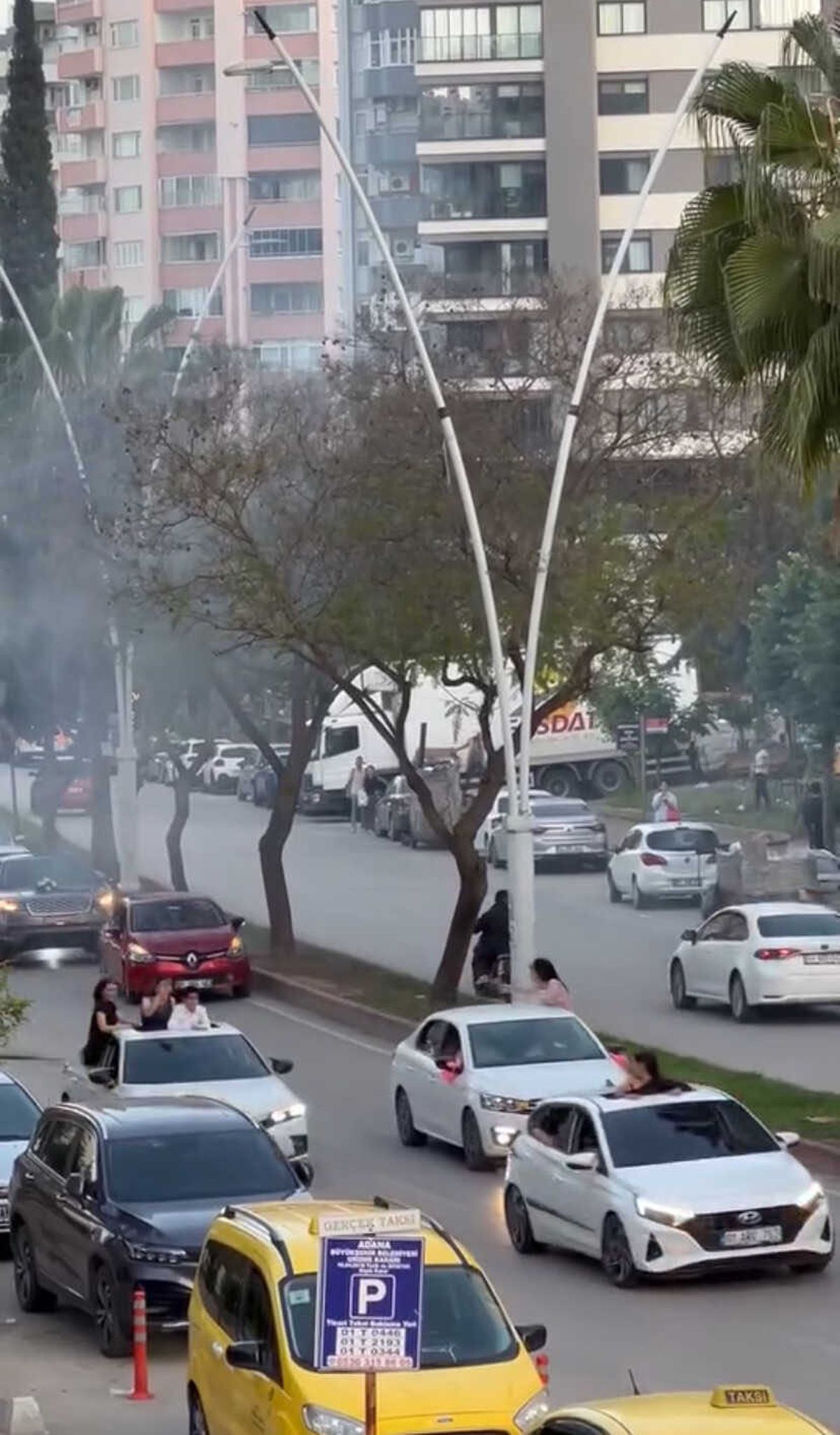 Adana'da Düğün Konvoyunda Drift Yapan 5 Sürücüye 200 Bin TL Ceza