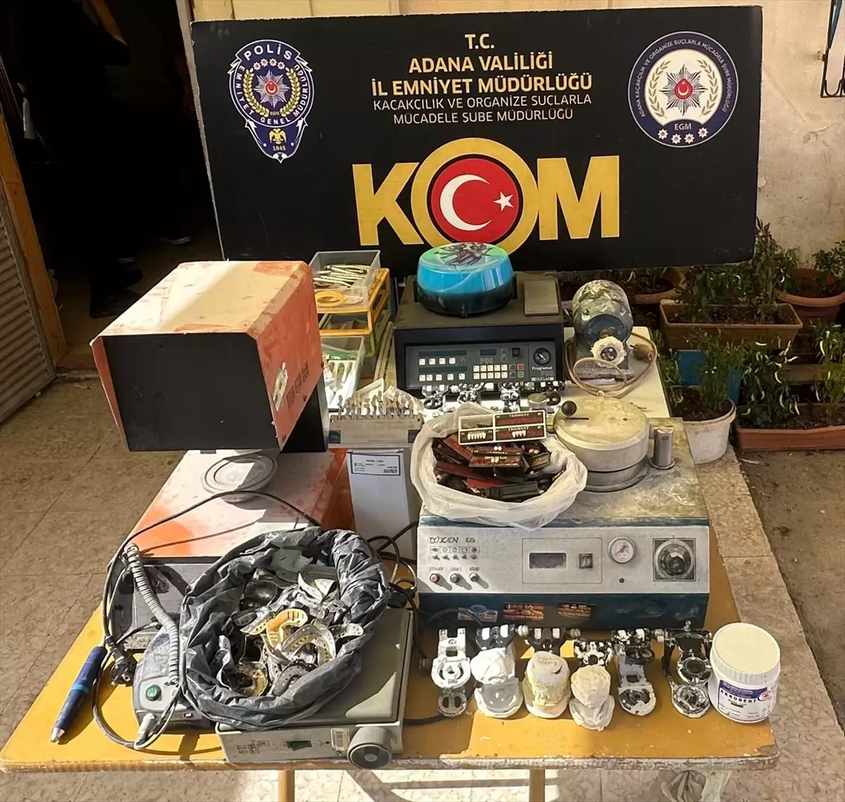 Adana'da İzinsiz Diş Protezi Üreten Şüpheli Gözaltına Alındı