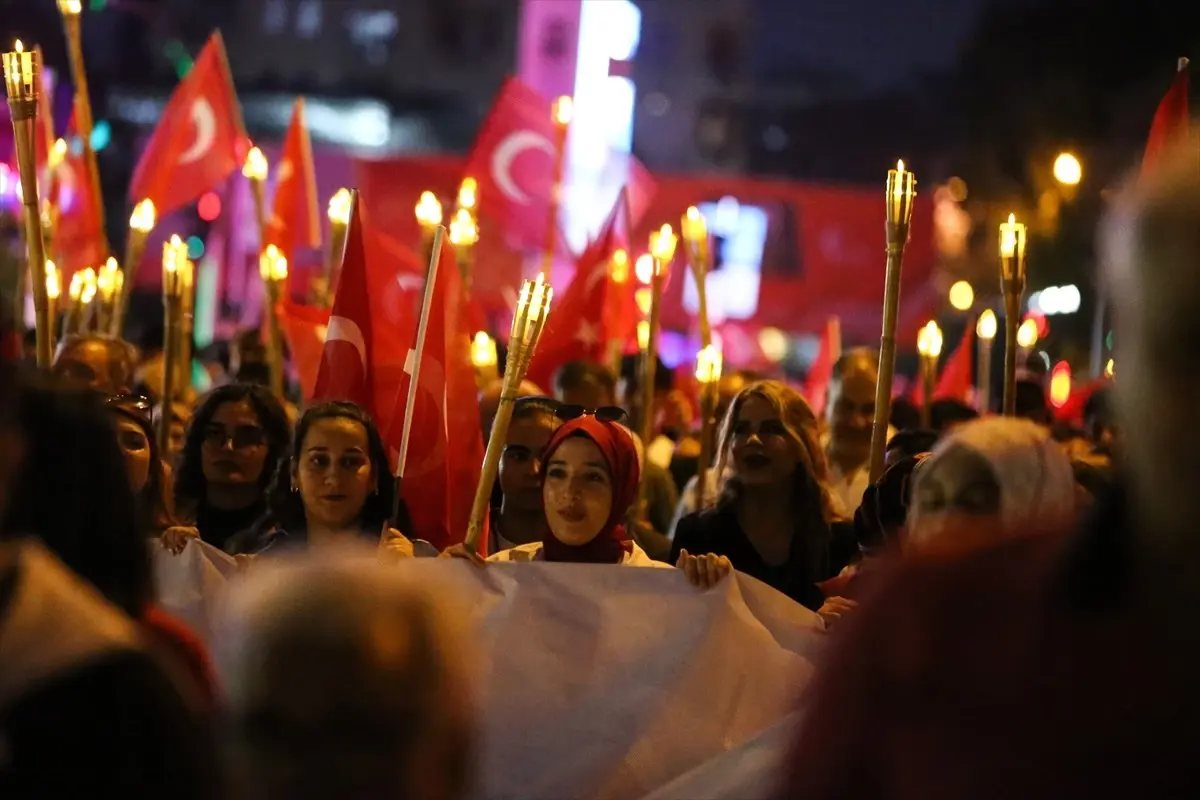Adana'da Gençlik Haftası Coşkusu: Fener Alayı ve Yürüyüş