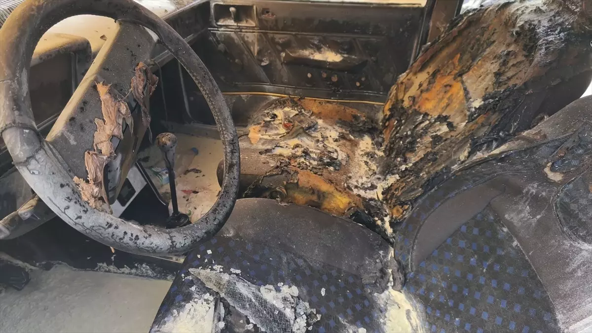 Adana'da Park Halindeki Otomobilde Yangın Çıktı