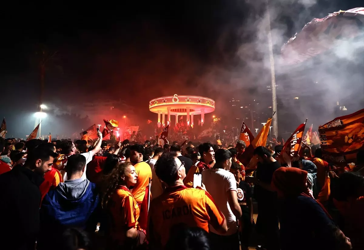 Galatasaray'ın Şampiyonluğu Sokaklarda Coşkuyla Kutlandı