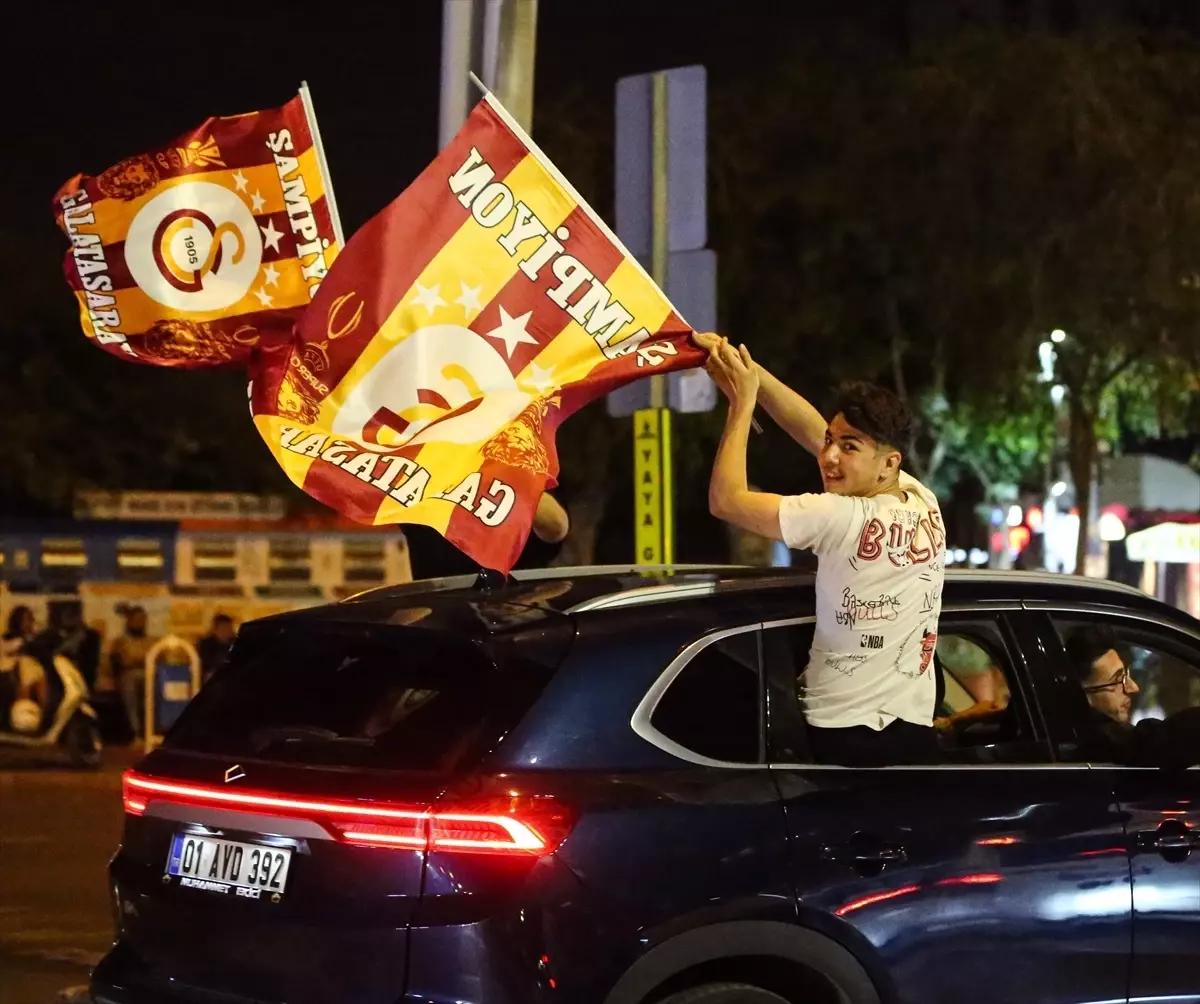 Galatasaray Taraftarları Ziraat Türkiye Kupası'nı Sokaklarda Kutladı