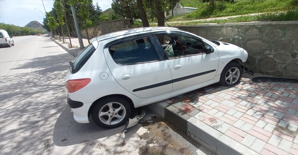 Afyonkarahisar'da Mezarlık Duvarına Çarpan Otomobilde 5 Kişi Yaralandı